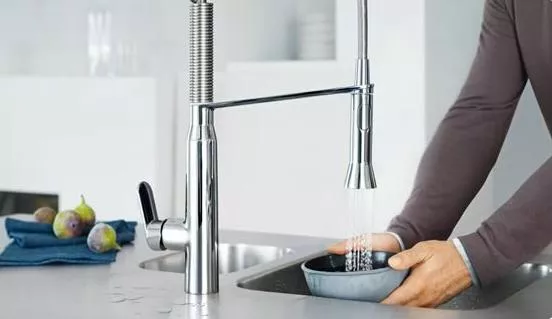 Смеситель для кухни с вытяжным изливом grohe